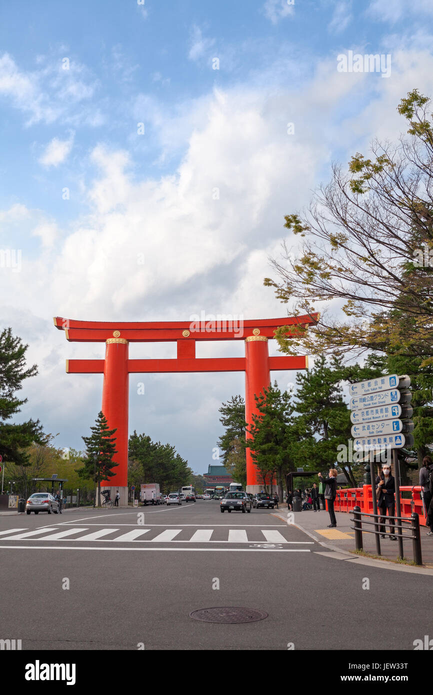 KYOTO, Giappone - CIRCA APR, 2013: Strada-jingu michi di Heian Jingu con red torii è tra il protocollo di Kyoto in Museo Civico d'Arte e Museo Nazionale Foto Stock