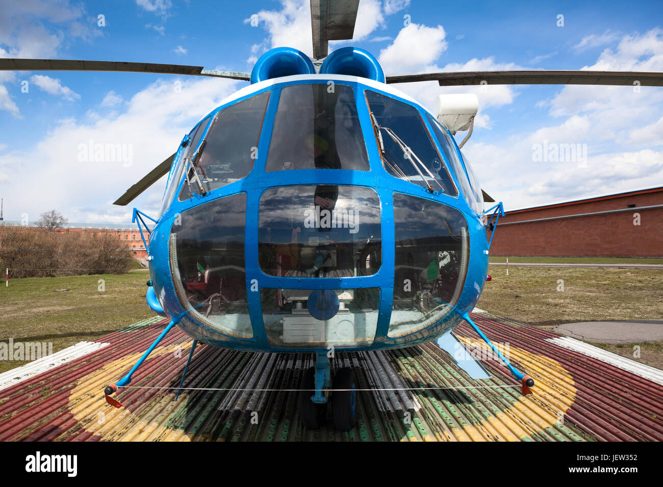 ST. PETERSBURG, Russia - circa maggio, 2017: elicottero russo Mi-8 del Baltic Airlines sorge presso la Fortezza di Pietro e Paolo sulla piazzola di atterraggio. Ampio angolo di visione Foto Stock