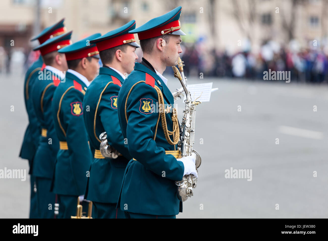 ST. PETERSBURG, Russia - 9 Maggio 2017: soldati da banda militare gioca a Vittoria giorno anniversario. Il reggimento immortale marzo. La celebrazione è in Maggio Foto Stock