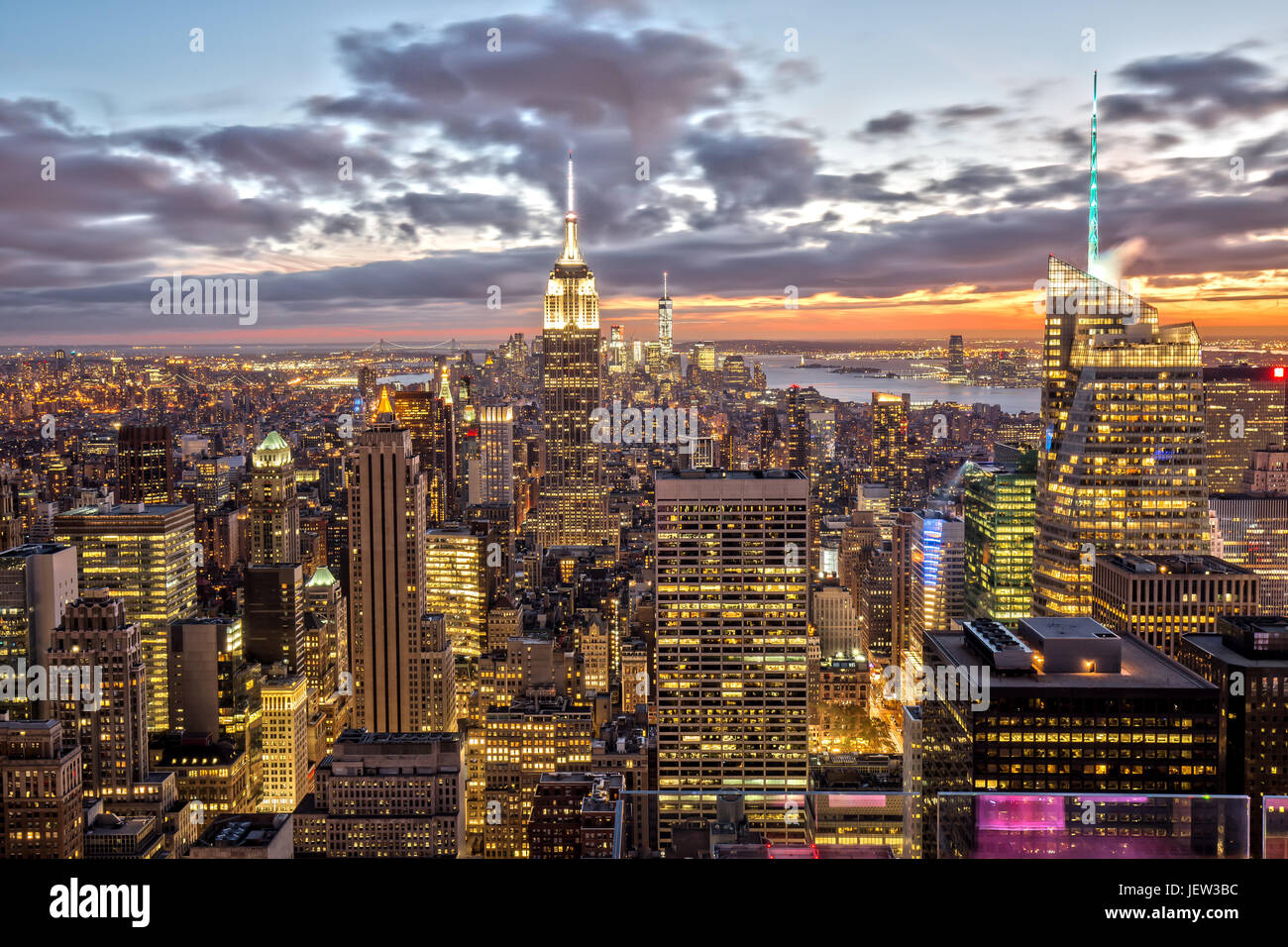 Empire State Building a New York dopo il tramonto Foto Stock