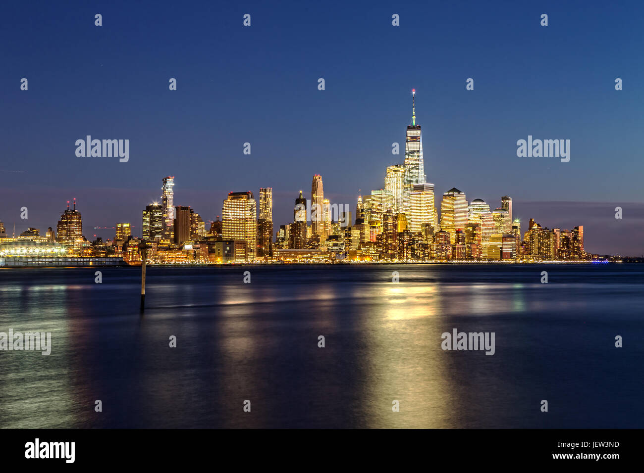 New York skyline della città dopo il tramonto Foto Stock