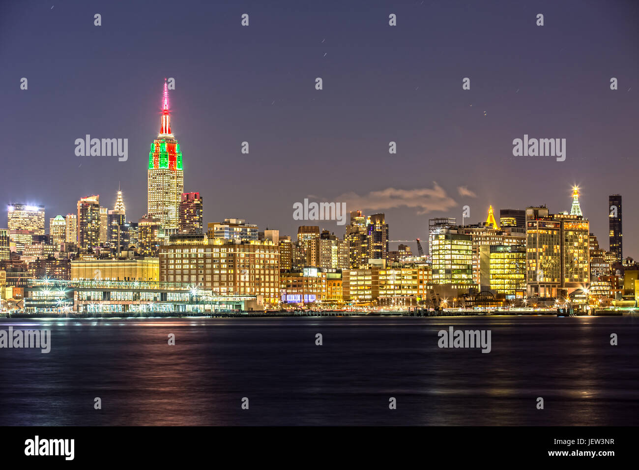 Empire State Building a New York con la Skyline di notte Foto Stock