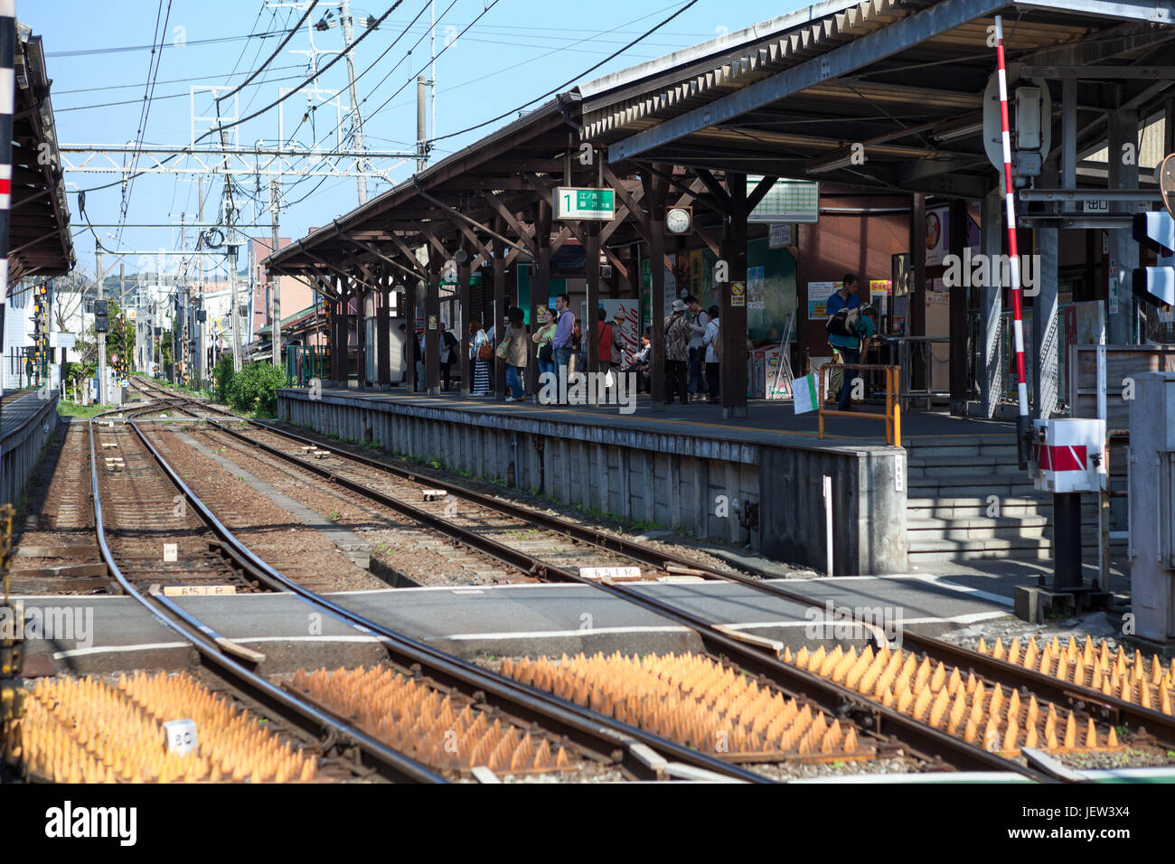 KAMAKURA, Giappone - CIRCA APR, 2013: Stazione Hase piattaforma con passeggeri è su Enoshima elettrica ferroviaria linea. Una delle stazioni di Kamakura city è Foto Stock