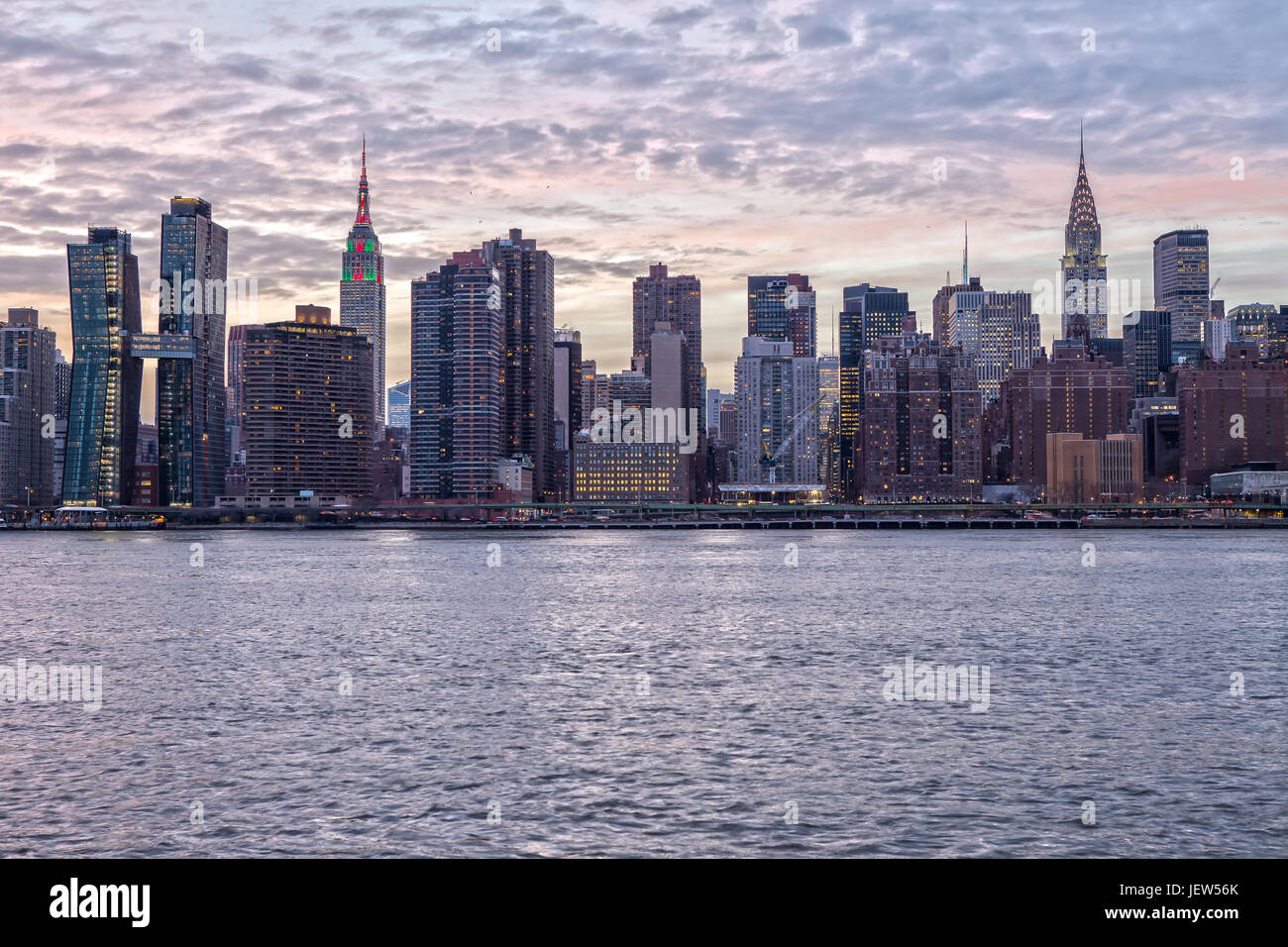 Skyline di New York con Empire State Building da Gantry Plaza Foto Stock