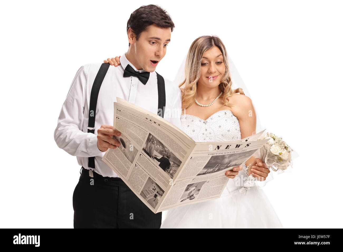 Sposa giovane leggendo un giornale isolati su sfondo bianco Foto Stock