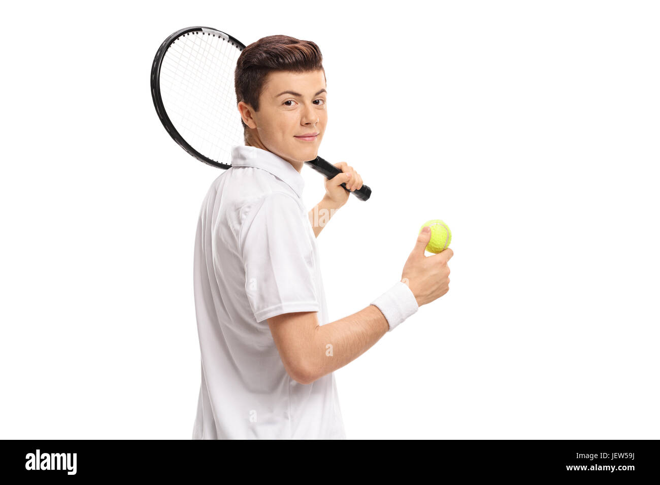 Teenage giocatore di tennis con la racchetta e la palla da tennis guardando la telecamera isolata su sfondo bianco Foto Stock