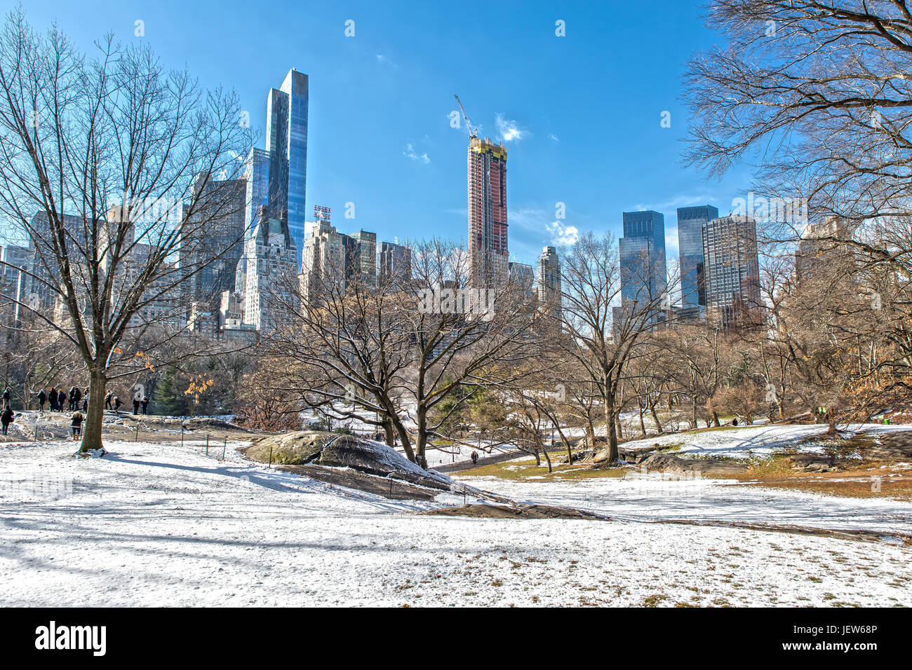 Central Park e la Skyline di inverno con la pista di pattinaggio su ghiaccio e neve Foto Stock