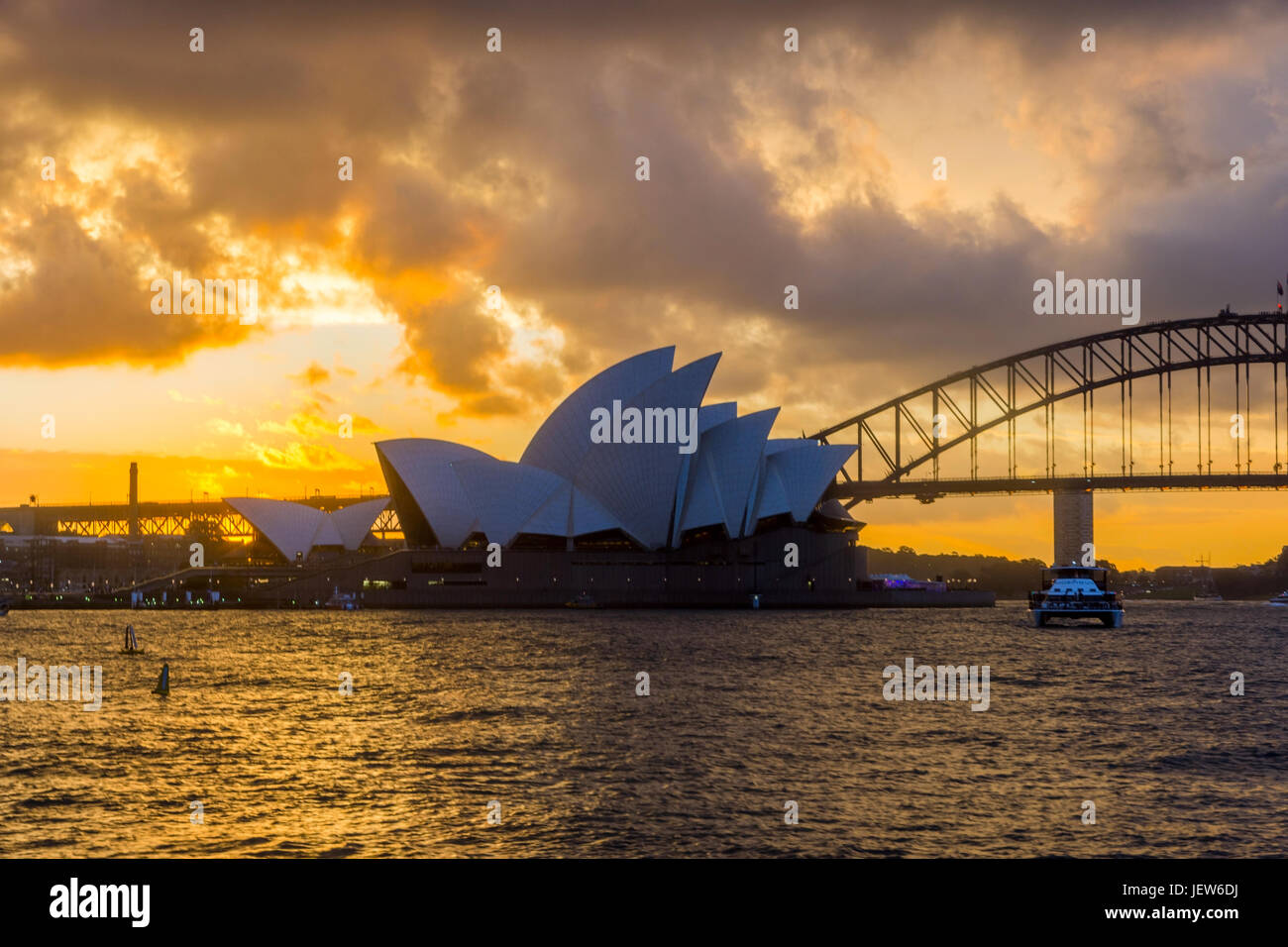 Vista sul teatro dell'opera di Sydney e Harbour Bridge al tramonto Foto Stock