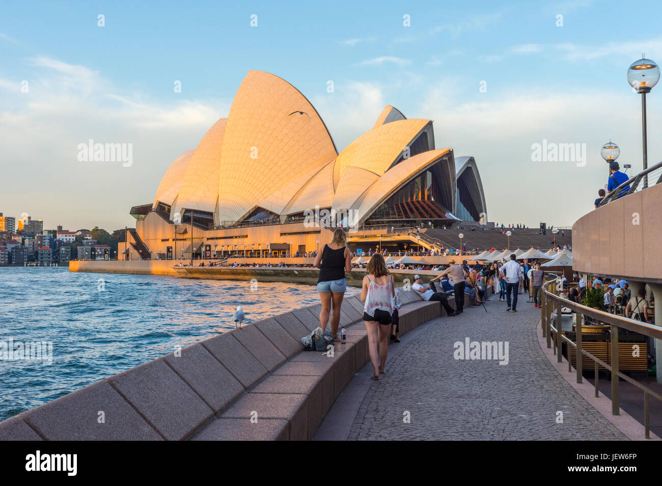 SYDNEY, Australia - 21 aprile: persone passando dall'Opera del bar vicino alla Opera House di Sydney. Aprile 2016. Foto Stock