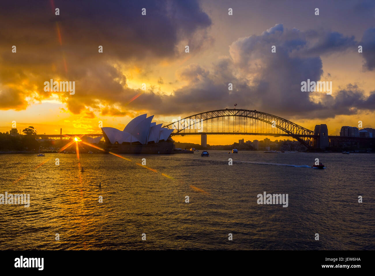 Vista sul teatro dell'opera di Sydney e Harbour Bridge al tramonto Foto Stock