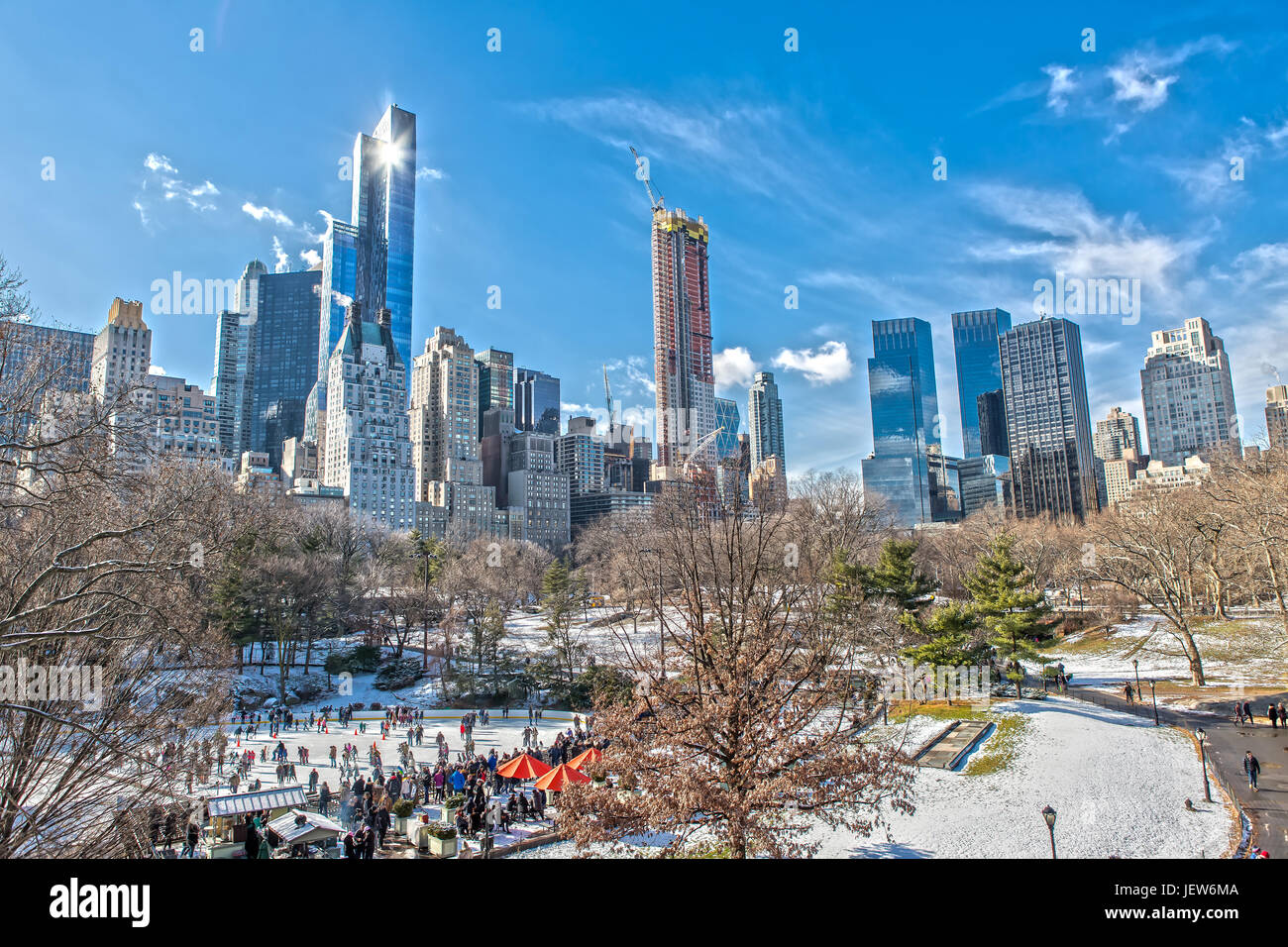 Central Park e la Skyline di inverno con la pista di pattinaggio su ghiaccio e neve Foto Stock