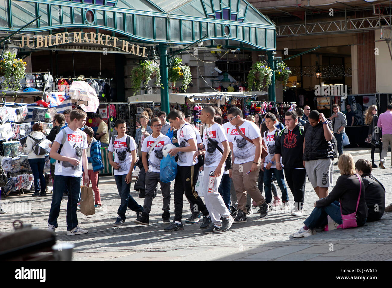 Londra, Inghilterra - Luglio 12, 2016 Un gruppo di ridere gli adolescenti che indossano la t-shire 'SELFIE' passa attraverso il Covent Garden Foto Stock