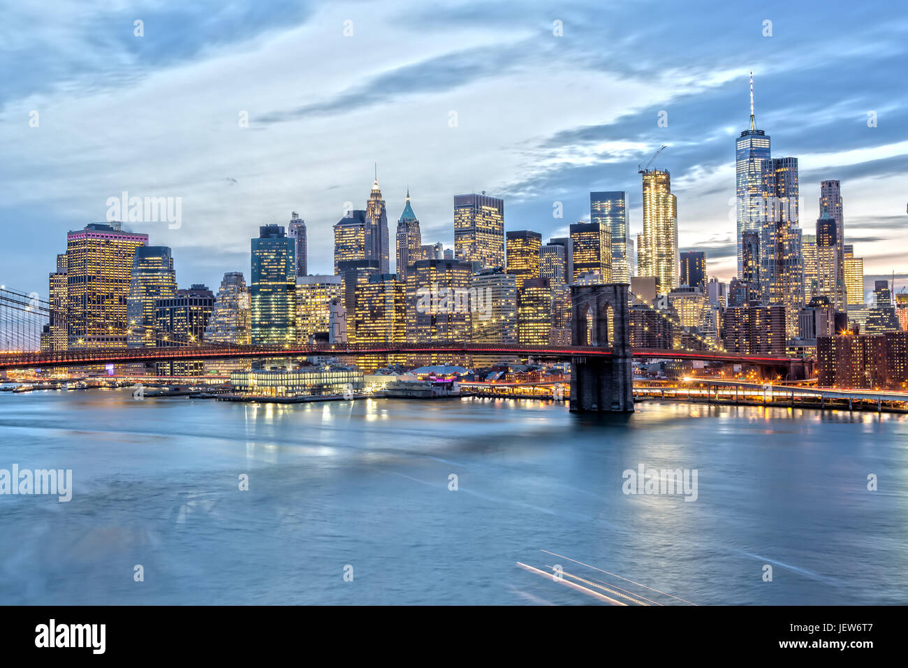 New York skyline notturno da Manhattan Bridge Foto Stock