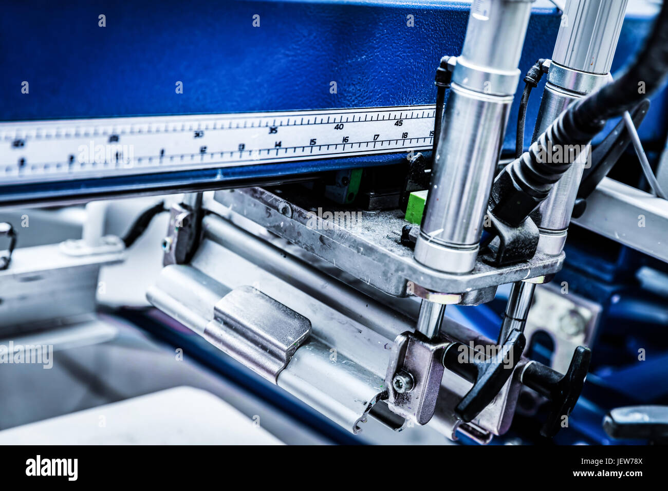 Industriali in metallo e macchine utensili. Preciso processo di lavoro, dispositivo di close-up. Foto Stock