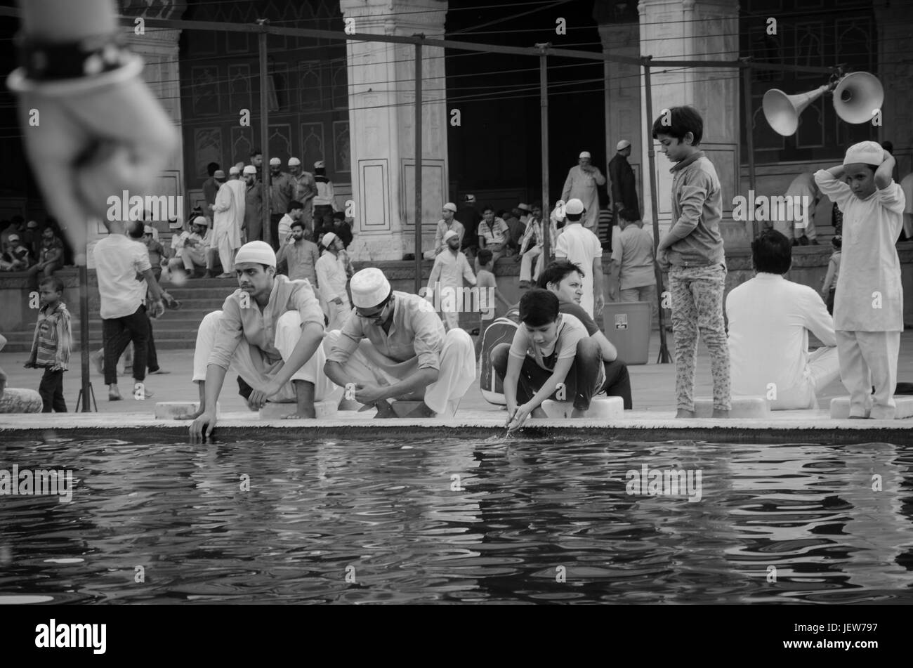 JAMA Masjid, la Vecchia Delhi, India - 24 Giugno 2017 : il più grande moschea musulmana in India. Popolo Indiano devoti pulire le loro mani, i piedi e le facce prima Foto Stock