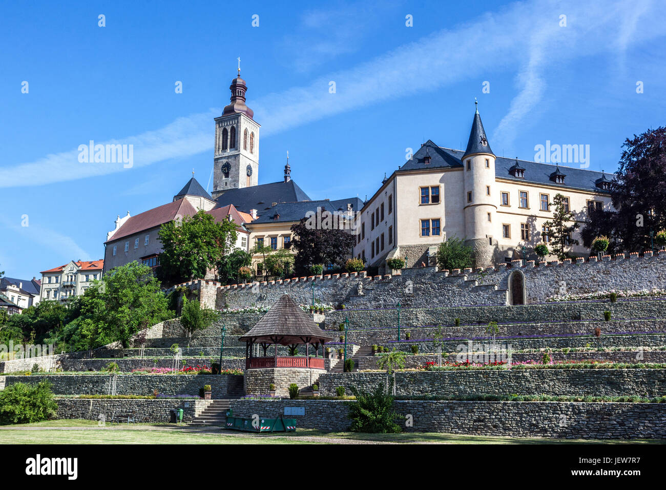 Corte Italiana e Chiesa di San Giacomo, edifici gotici nella città dell'UNESCO, Kutna Hora, Repubblica Ceca Foto Stock