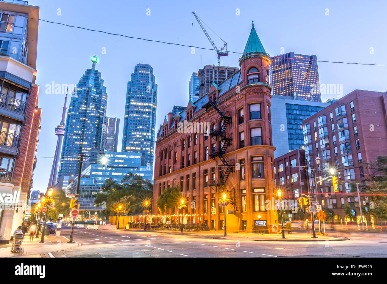 Edificio Gooderham in Toronto con CN Tower in background Foto Stock