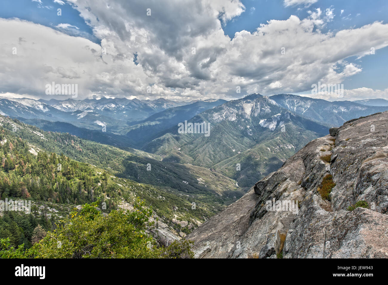 Vista dal Moro Rock nel Parco Nazionale di Sequoia sulla Sierra Nevada Foto Stock