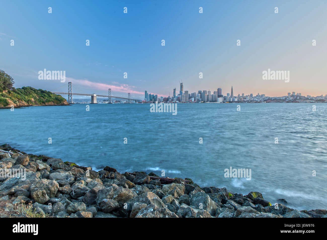 Skyline di San Francisco da Treasure Island al tramonto Foto Stock