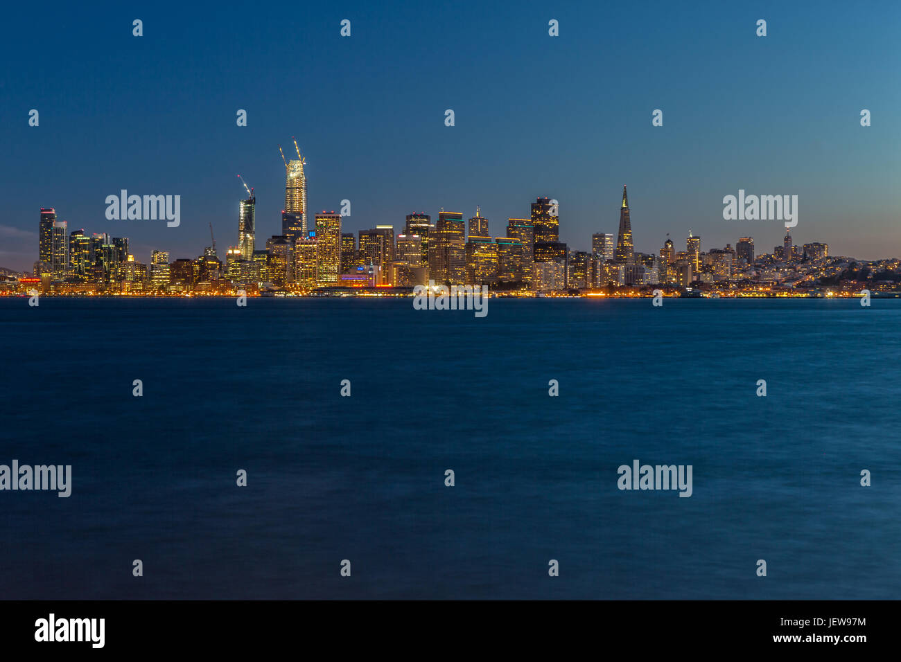 Skyline di San Francisco da Isola del Tesoro di notte Foto Stock