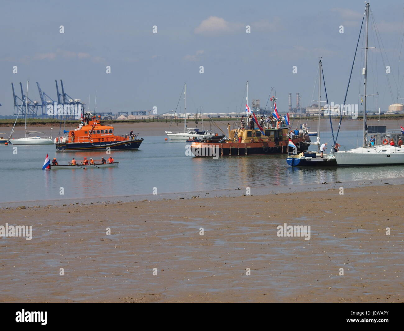 Sheerness All Weather Lifeboat e il rimorchiatore X-Pilot a Queenborough Harbor, Kent. Foto Stock