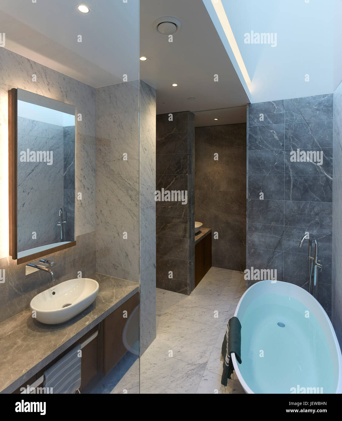 Bagno. Il Penthouse presso la tappezzeria Building, Londra, Regno Unito. Architetto: Johnson Naylor , 2017. Foto Stock