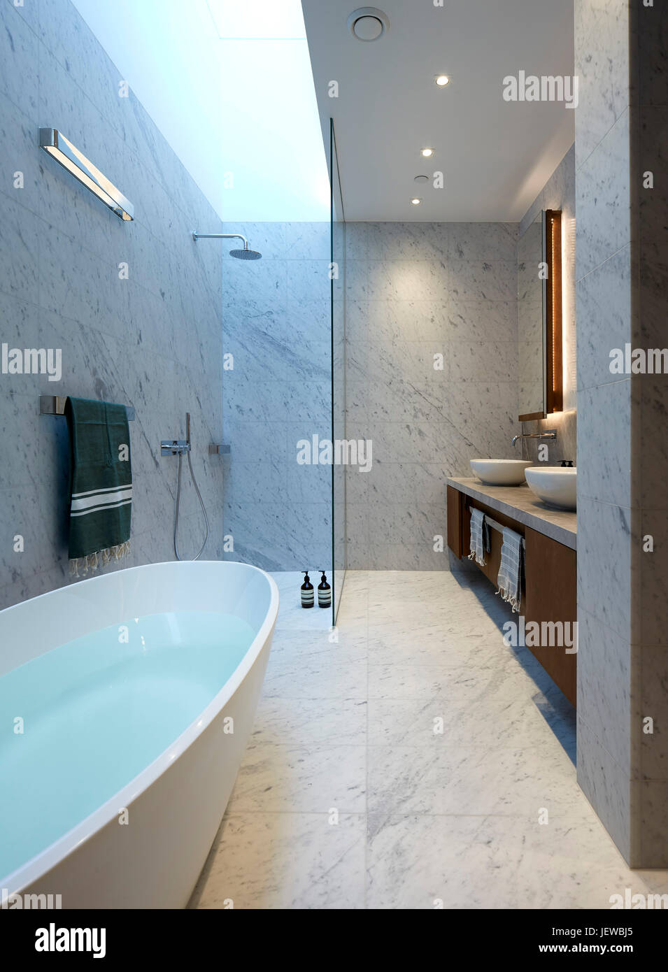 Bagno. Il Penthouse presso la tappezzeria Building, Londra, Regno Unito. Architetto: Johnson Naylor , 2017. Foto Stock