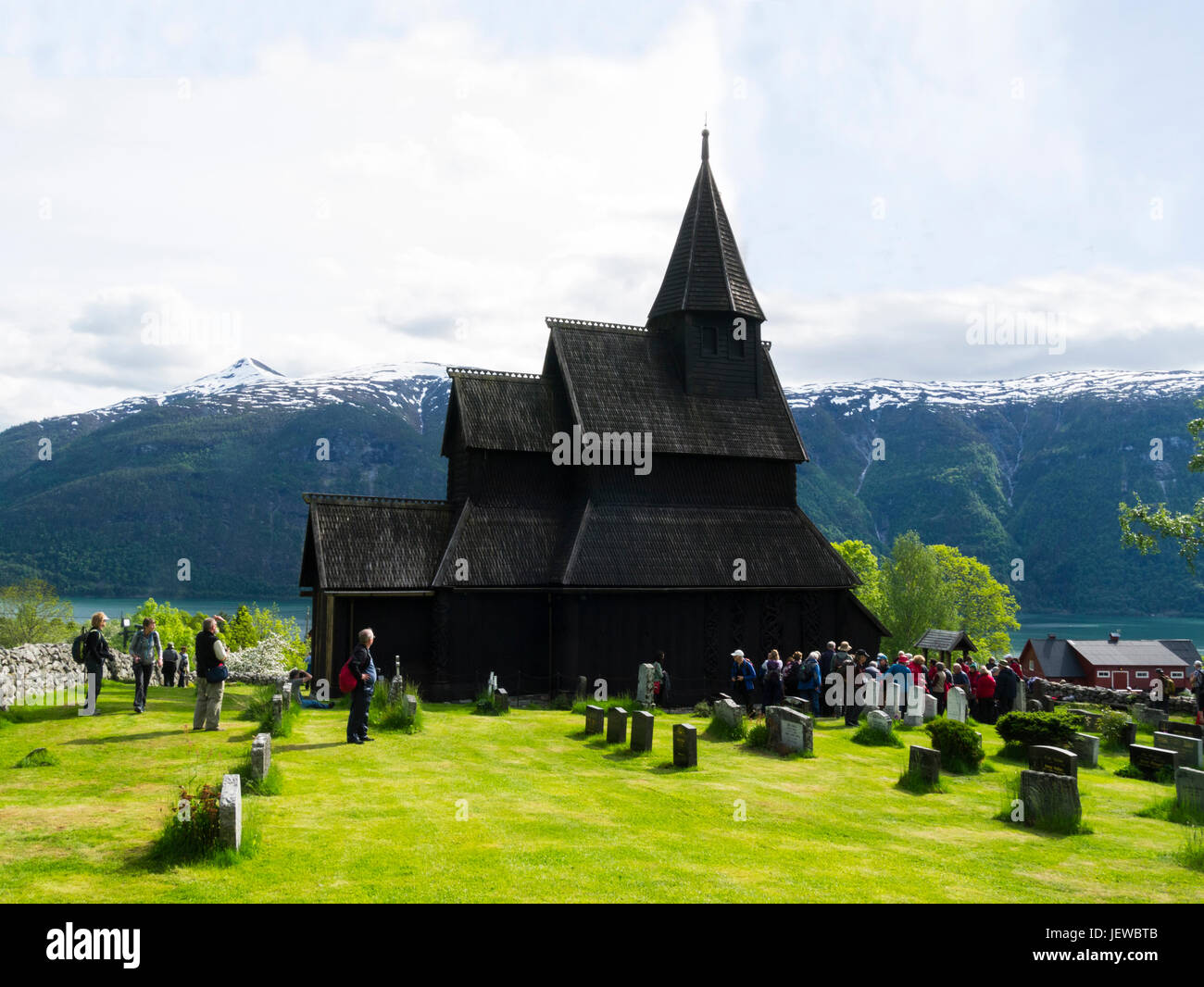 Legno di Urnes Stave chiesa uno dei più antichi della Norvegia doga chiese, inclusa nella Lista del Patrimonio Mondiale dell'UNESCO, costruita intorno al 1130 popolare con i turisti Foto Stock