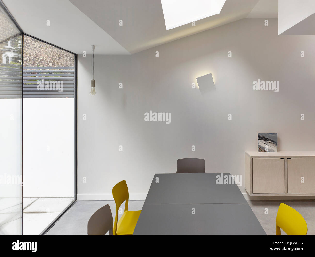 Lavori di falegnameria e di parete e di soffitto. La diapositiva Ritorno, Londra, Regno Unito. Architetto: Progetti Urbani Bureau, 2016. Foto Stock