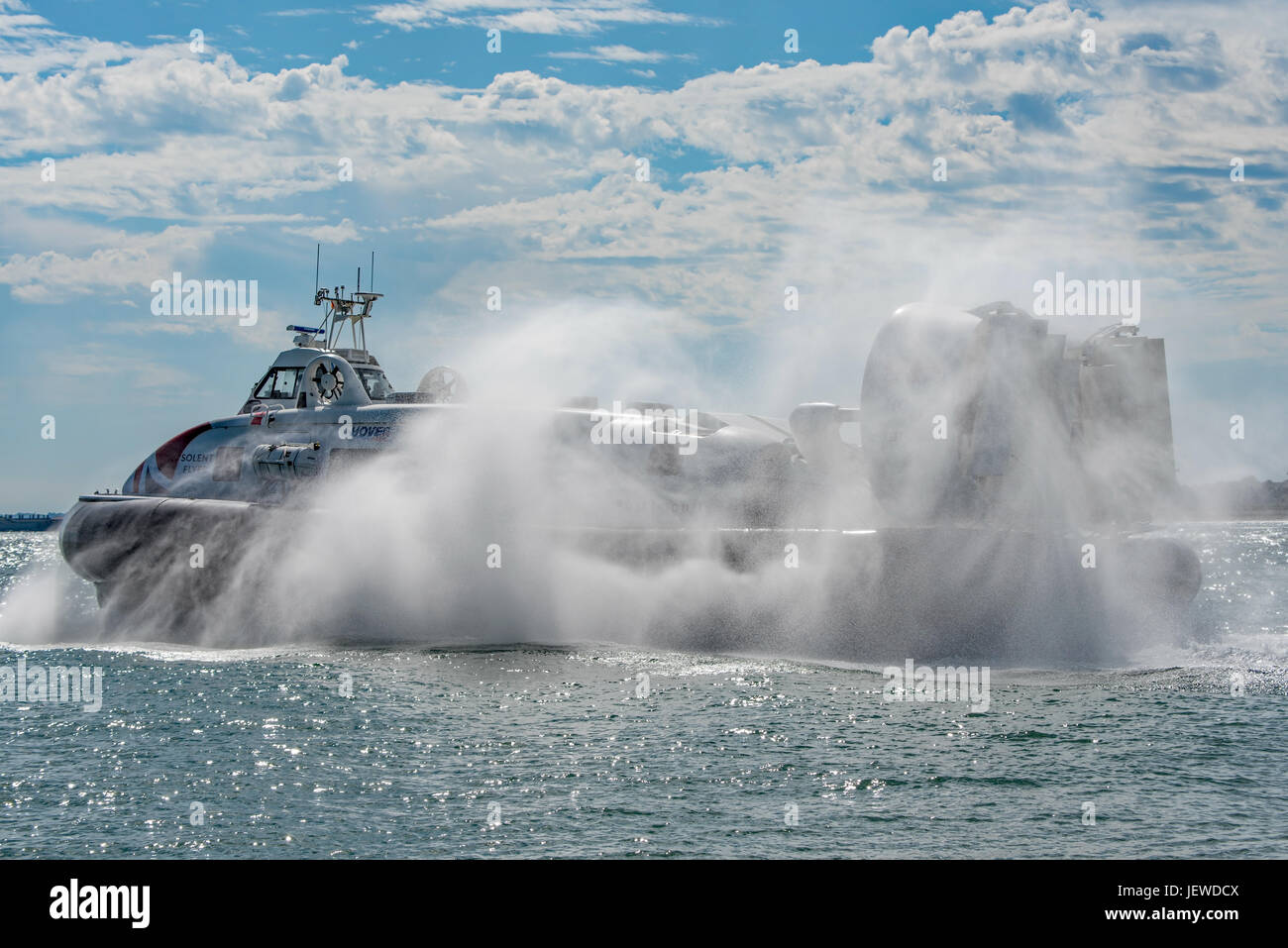 L'hovercraft Solent Flyer parte da Portsmouth e Southsea Hovercraft Terminal, Regno Unito, il 26 giugno 2017. Foto Stock