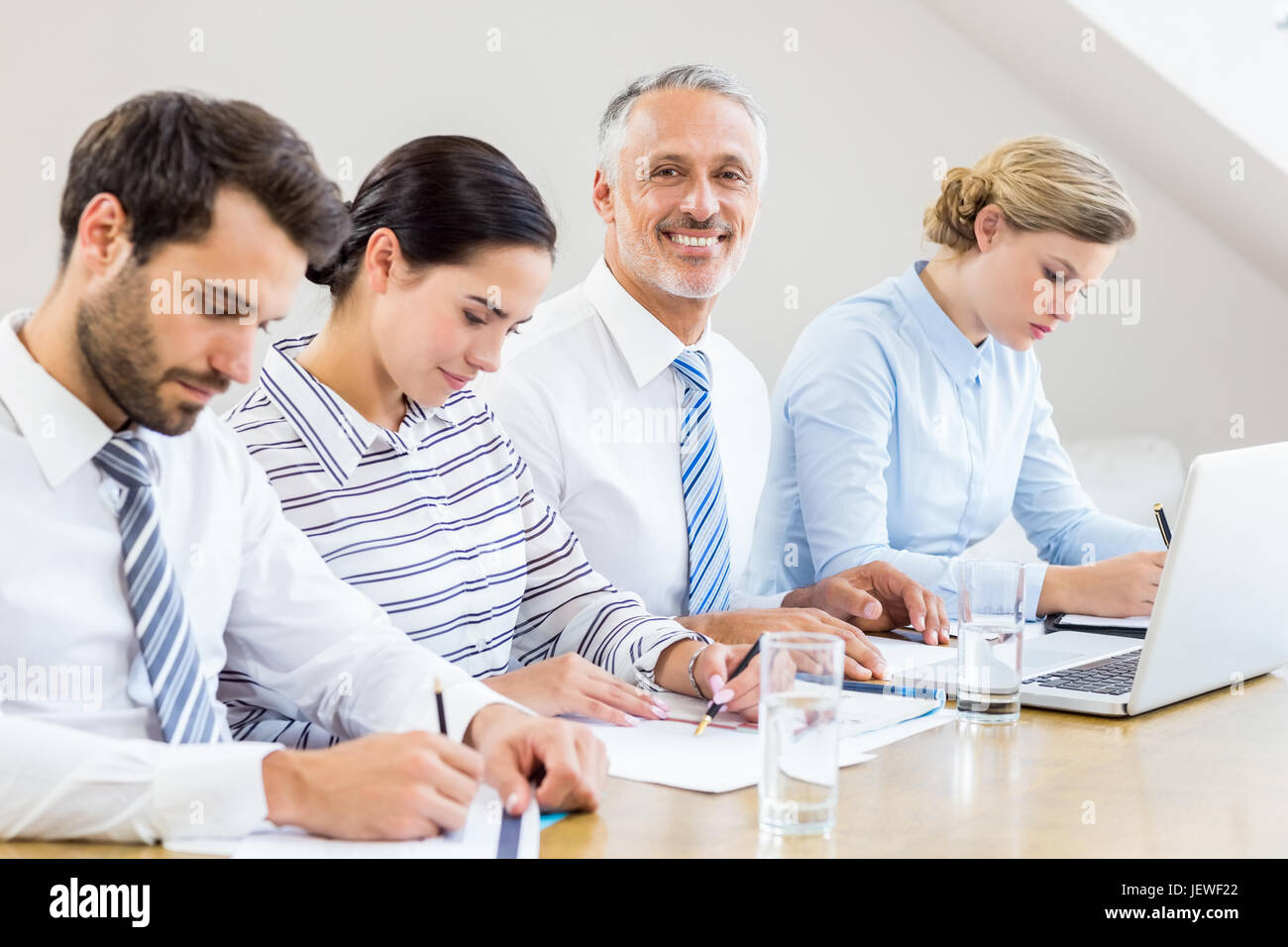 Colleghi di lavoro in occasione di un incontro Foto Stock