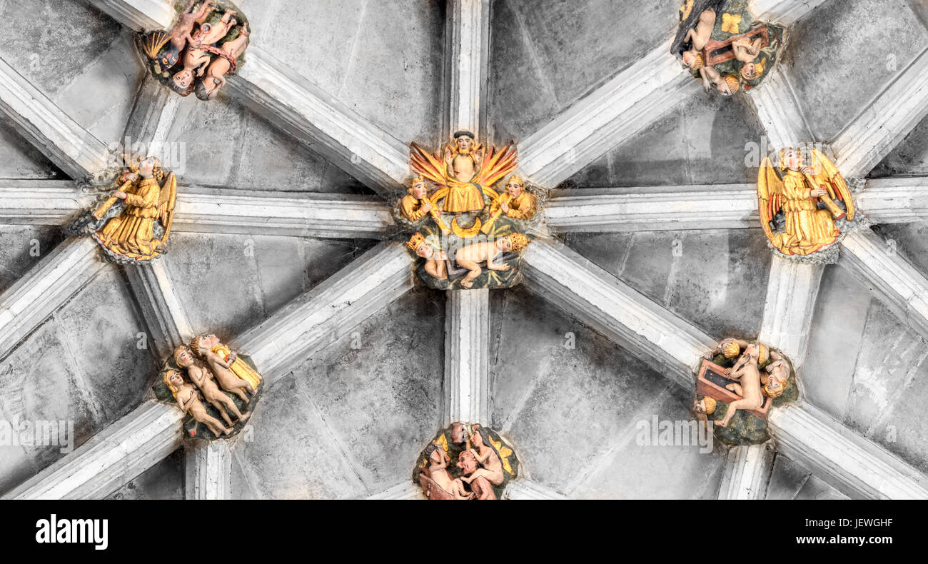 La fine del mondo e il giorno del giudizio, raffigurato su un dipinto, boss scolpito sul soffitto della navata presso la cattedrale cristiana a Norwich, Norfolk, Foto Stock