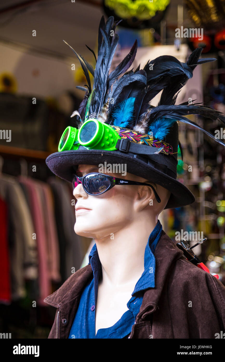 Un stile steampunk manichino indossando occhiali da sole e cappello superiore nel mercato di Camden, London, Regno Unito Foto Stock