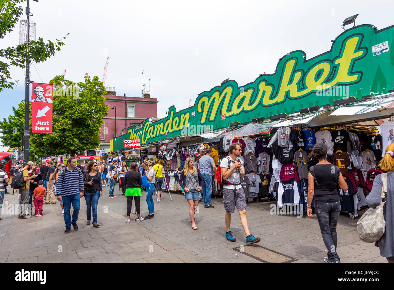 La gente che camminava per strada a Camden Market, London, Regno Unito Foto Stock