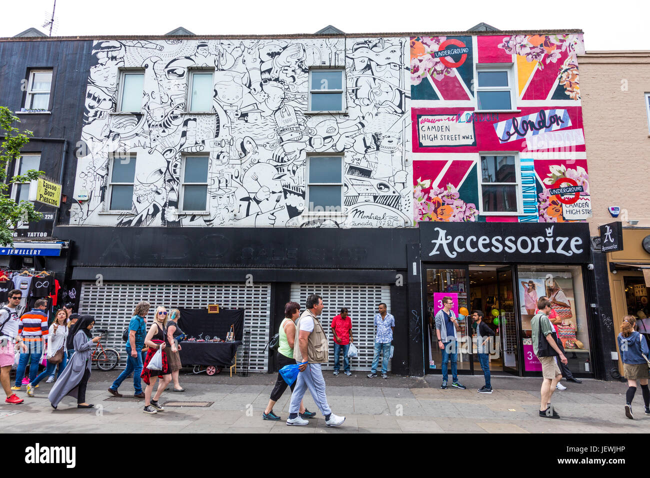 Folle e colorato arty shop fronti nel mercato di Camden, London, Regno Unito Foto Stock
