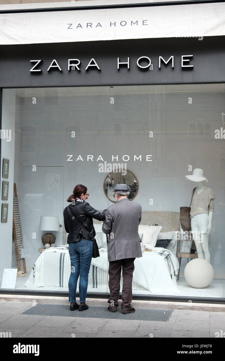 Bologna, Italia, 1 maggio 2017 - un uomo anziano e una donna guarda la  vetrina di Zara Home negozio di arredamento in Bologna Foto stock - Alamy