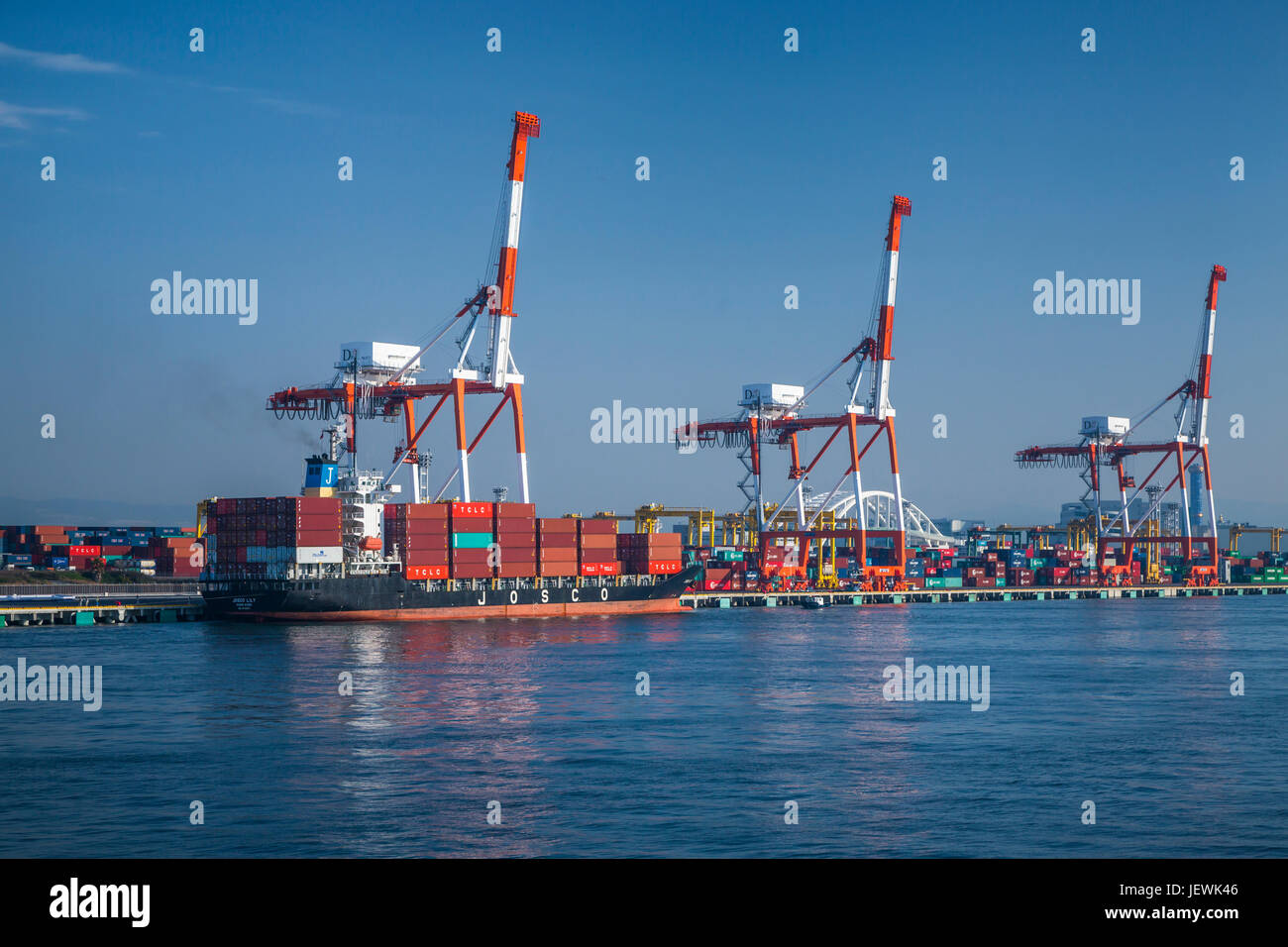 Cargo cranes al container dal porto di Osaka, in Giappone. Foto Stock