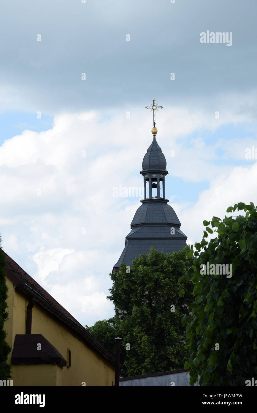 La torre della chiesa cattolica in Polonia Foto Stock