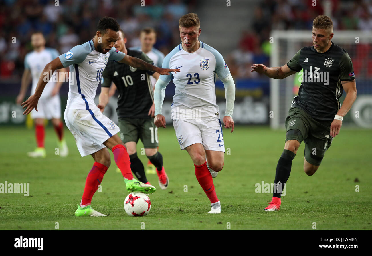 Inghilterra Lewis Baker e Alfie Mawson in azione durante la UEFA Europei Under-21 campionato, Semi finale corrispondono a Stadion Miejski, Tychy. Stampa foto di associazione. Picture Data: martedì 27 giugno, 2017. Vedere PA storia calcio Inghilterra U21. Foto di credito dovrebbe leggere: Nick Potts/filo PA. Restrizioni: Utilizzo soggetto a restrizioni FA. Solo uso editoriale. Uso commerciale solo con il preventivo consenso scritto di FA. Nessuna modifica tranne il ritaglio. Foto Stock