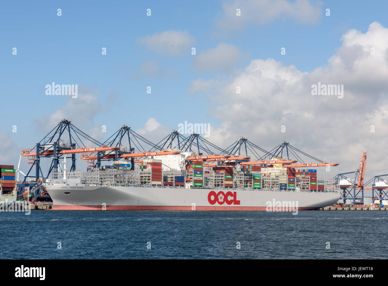 ROTTERDAM, Paesi Bassi - 25 giugno 2017: Il più grande container del mondo OOCL Hong Kong ormeggiata presso il terminal Euromax a Rotterdam durante Foto Stock