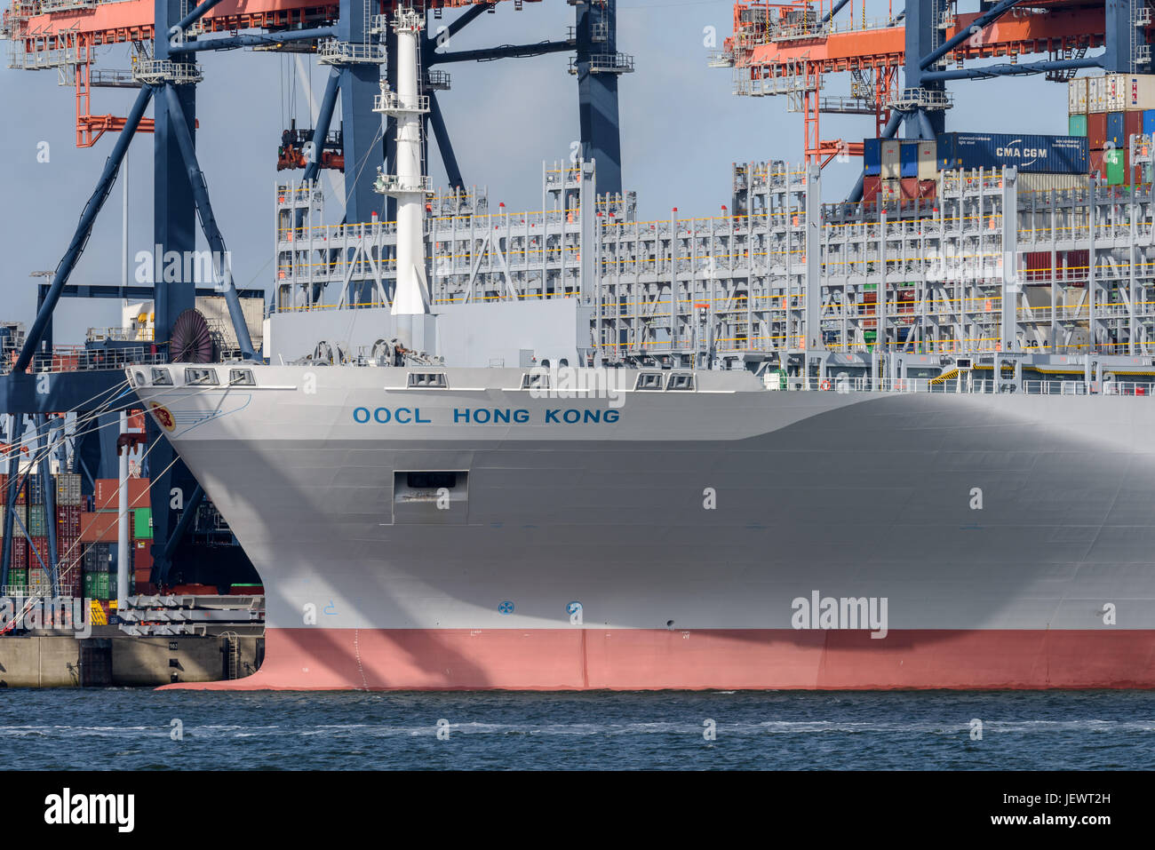 ROTTERDAM, Paesi Bassi - 25 giugno 2017: Il più grande container del mondo OOCL Hong Kong ormeggiata presso il terminal Euromax a Rotterdam durante Foto Stock