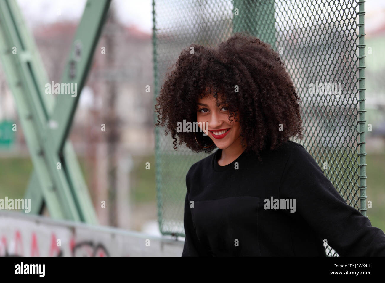 Bella ragazza africana su un ponte Foto Stock