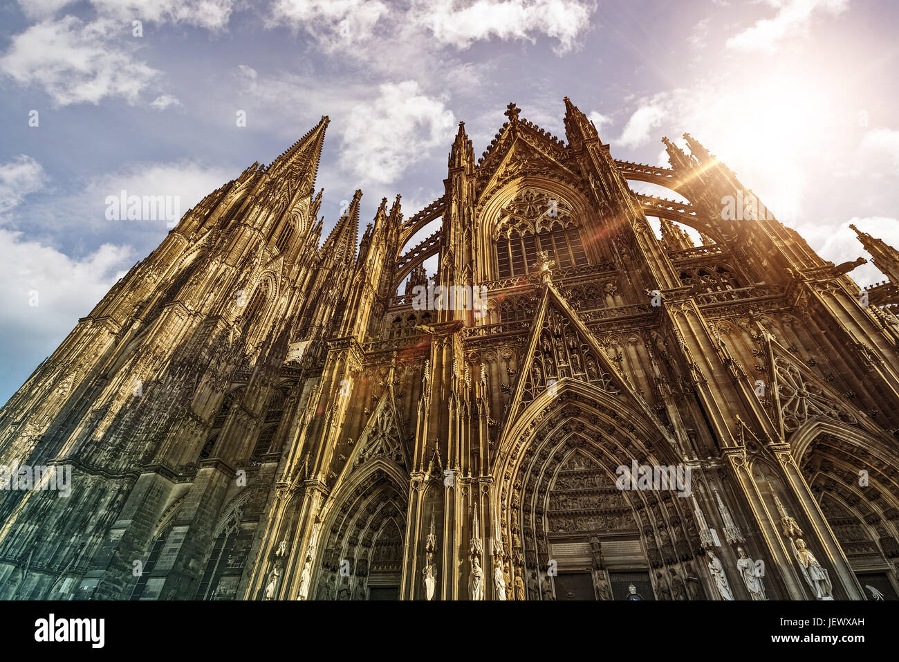 La cattedrale di Colonia al sole Foto Stock