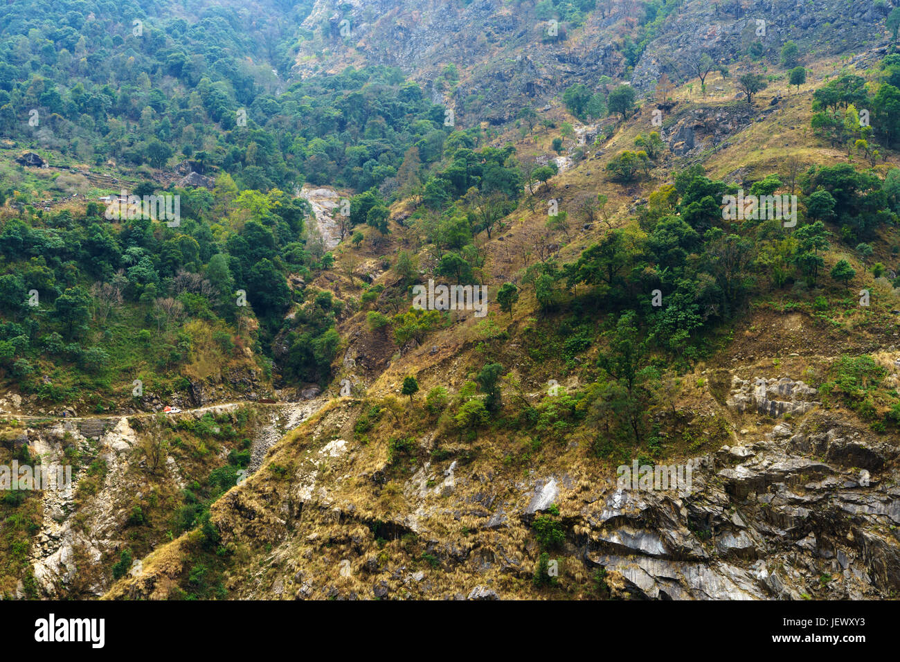 Bianco jeep rendendo il viaggio sulla vertiginosa strada tra chamje e tal sul circuito di Annapurna, Nepal. Foto Stock