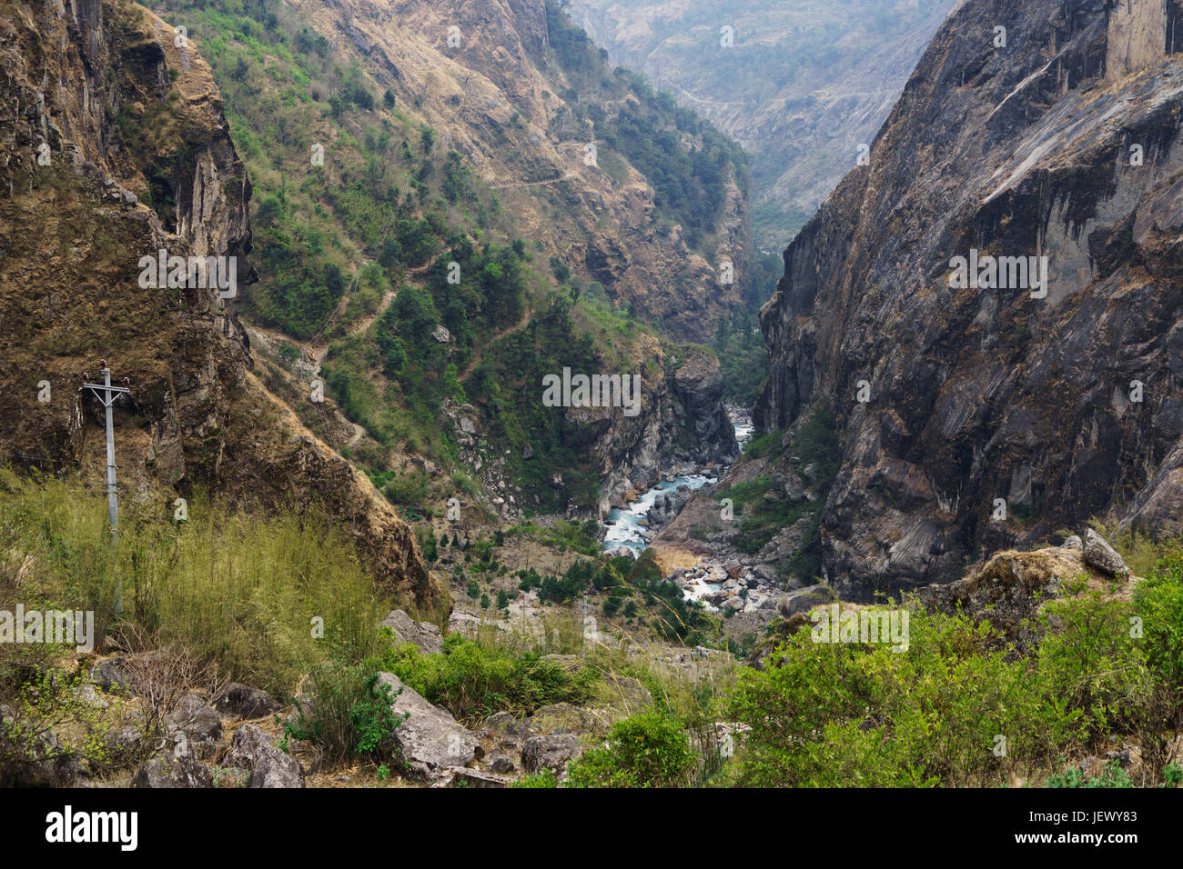 Vista del Marsyangdi River tra Chamje e Tal, sul circuito di Annapurna, Nepal. Foto Stock