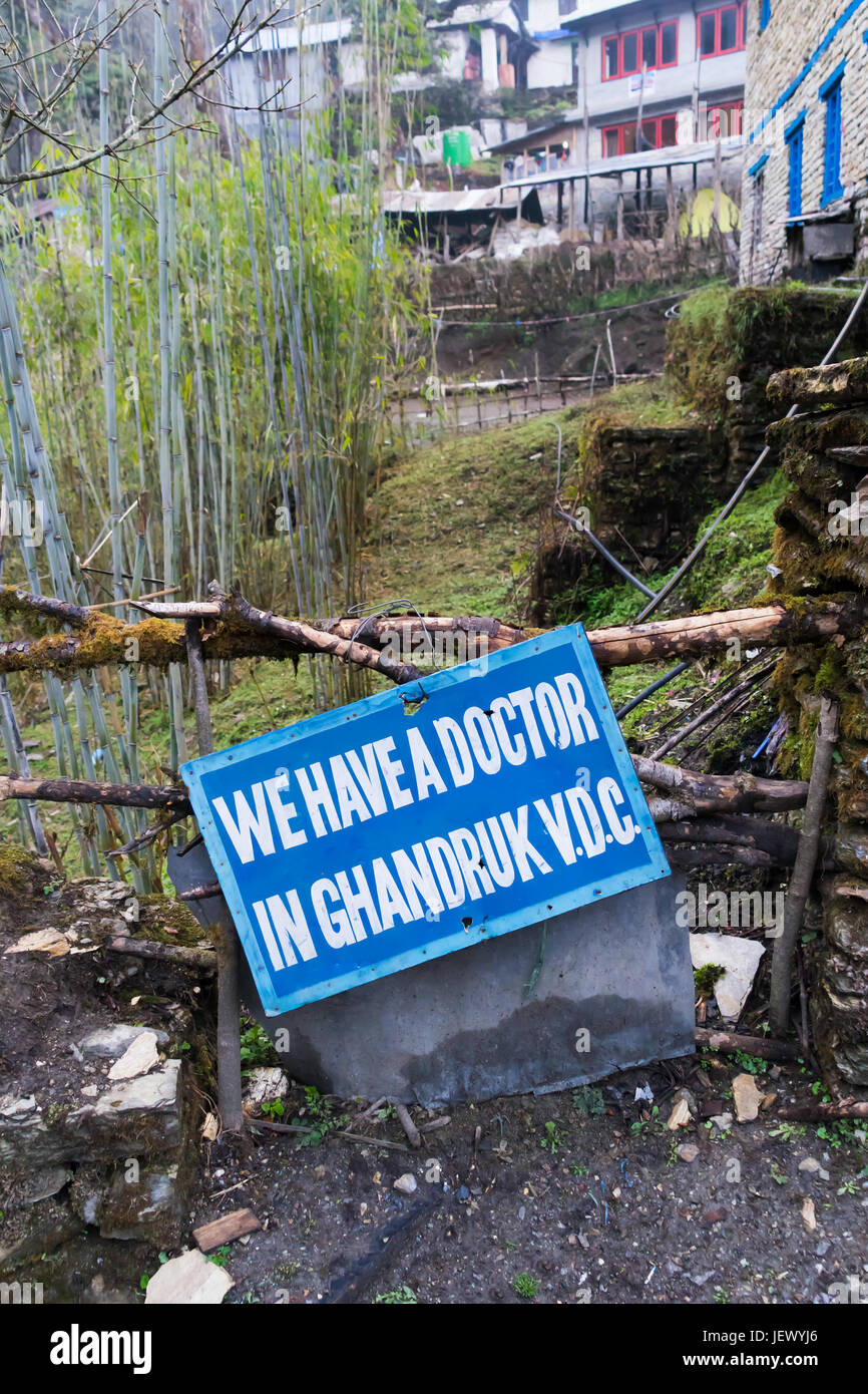Segno che annuncia ci è un medico a Ghandruk, regione di Annapurna, Nepal. Foto Stock