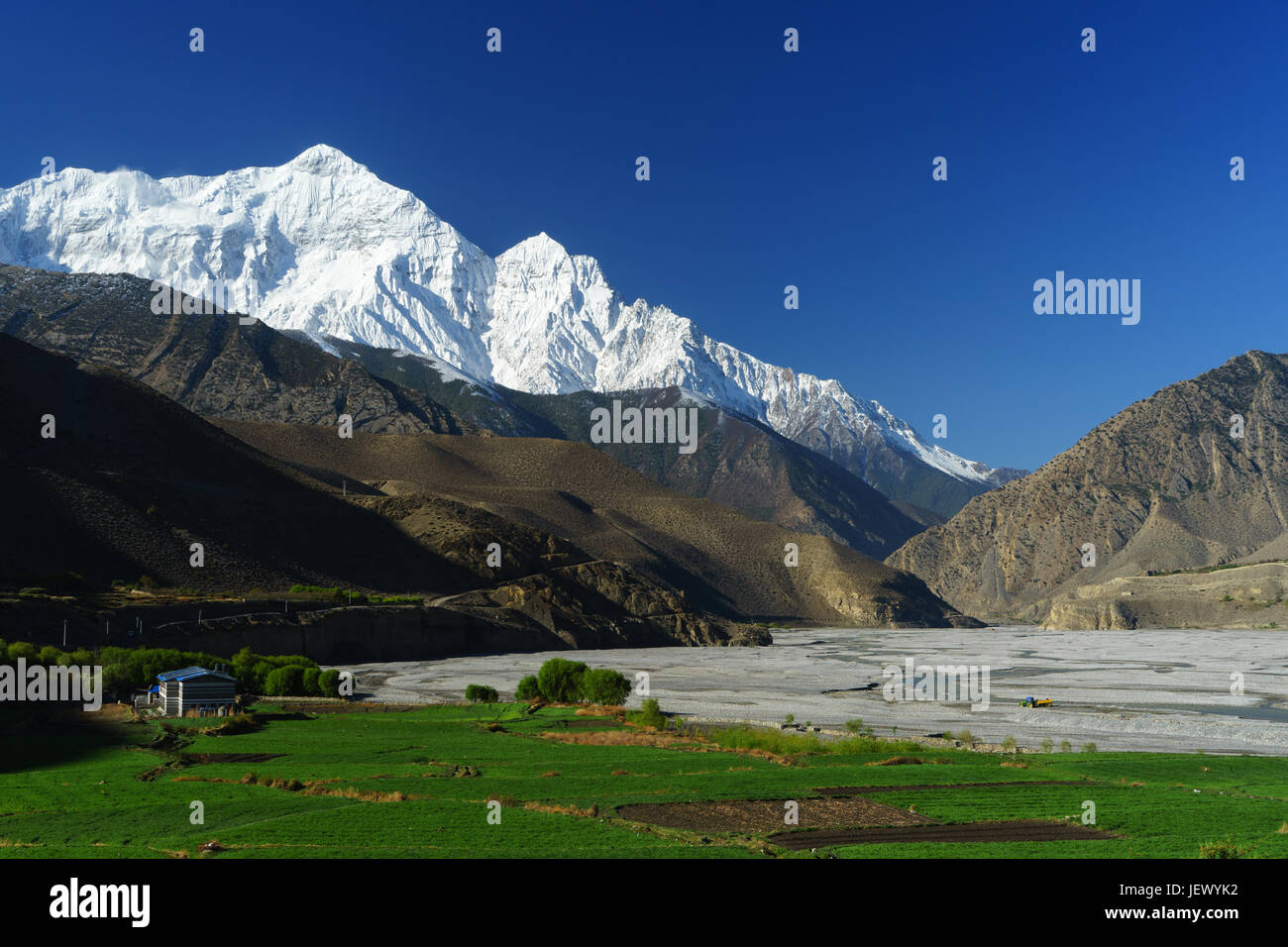 Splendida vista della Kali Gandaki river e Nilgiri nord come visto da Kagbeni, Mustang Superiore regione, Nepal. Foto Stock
