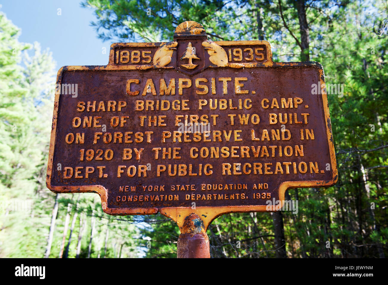 Vecchio weathered rusty segno per il Sharp Bridge Camp nello Stato di New York, Stati Uniti d'America. Foto Stock