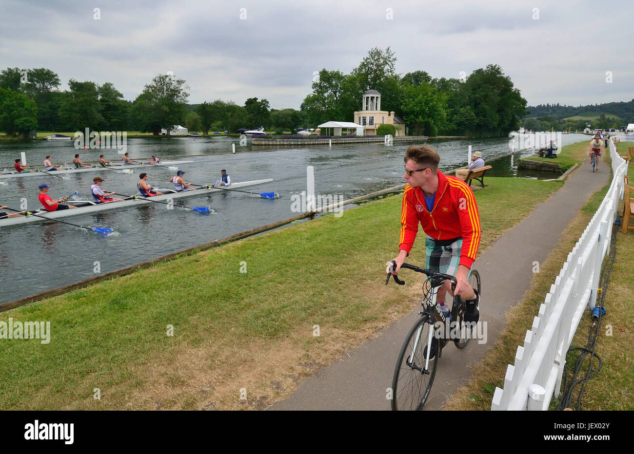 Henley-on-Thames, Regno Unito. Il 27 giugno, 2017. Henley Royal Regatta inizia ufficialmente domani 28 giugno 2017 ma oggi gli equipaggi erano fuori a fare pratica con i loro allenatori lungo il fiume Tamigi. Credit Gary Blake/Alamy Live News Foto Stock