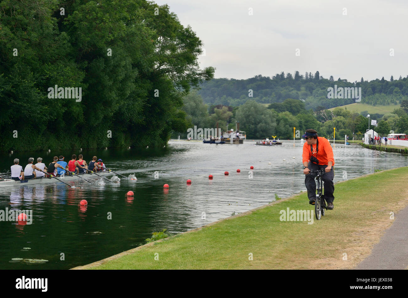 Henley-on-Thames, Regno Unito. Il 27 giugno, 2017. Henley Royal Regatta inizia ufficialmente domani 28 giugno 2017 ma oggi gli equipaggi erano fuori a fare pratica con i loro allenatori lungo il fiume Tamigi. Credit Gary Blake/Alamy Live News Foto Stock